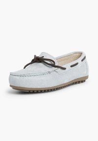 Mocasini din suede gri deschis cu vârf rotunjit, accent de șireturi maro și talpă din cauciuc texturat. Prezintă cusături în contrast.
