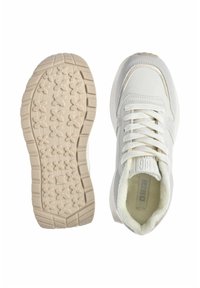 Białe sneakersy z teksturowaną podeszwą, gładką skórą i wyściółką. Posiadają wiązaną konstrukcję oraz logo marki w środku.