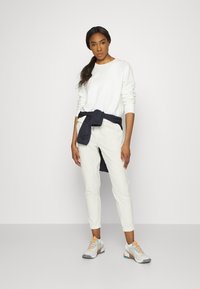 Athleta FARALLON - Calças de fato de treino - magnolia white
