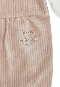 Helles rosa, geripptes Gewebe mit einer weichen Textur, das am Saum ein kleines, gesticktes Katzenface mit Schnurrhaaren zeigt.