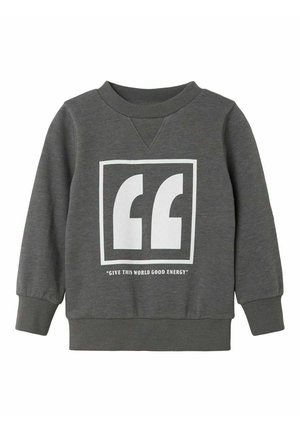 Szary sweatshirt z długimi rękawami, ściągaczami przy mankietach, dekoltem w serek oraz nadrukiem z przodu, który zawiera cytaty w białym kolorze w prostokątnej ramce.