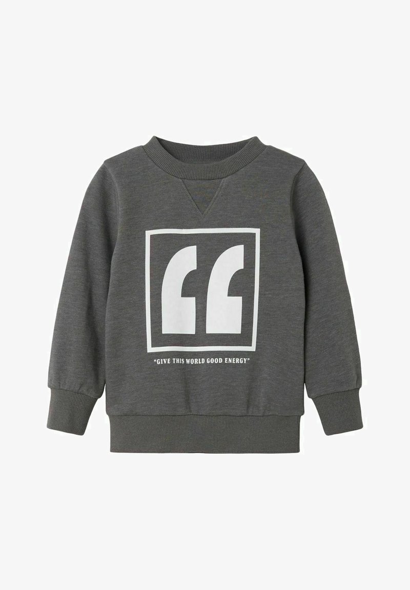 Sweatshirt gris à manches longues, avec des poignets côtelés, un col en V et un graphique sur le devant comportant des citations en texte blanc dans une bordure rectangulaire.