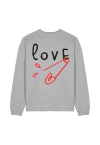 Felpa grigia con ricamo "love" in nero e una spilla di sicurezza rossa, con accenti a forma di goccia. Tessuto morbido, design casual, polsini a costine.
