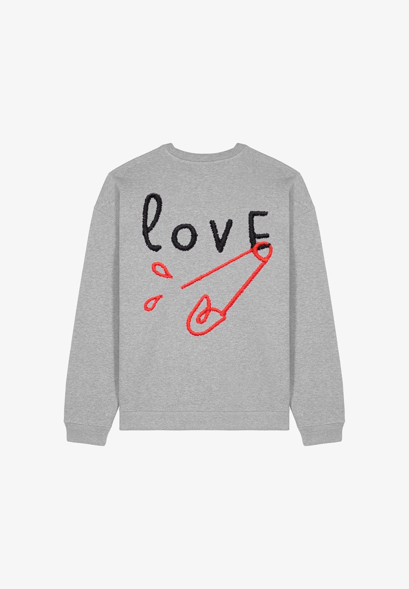 Felpa grigia con ricamo "love" in nero e una spilla di sicurezza rossa, con accenti a forma di goccia. Tessuto morbido, design casual, polsini a costine.