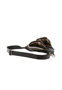 Borsa in pelle nera con un design a due scomparti, hardware dorato e una fodera in tessuto a scacchi. Include una tracolla regolabile.