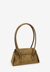 Bolso de ante marrón con dos asas largas, forma rectangular y costuras visibles a lo largo de los bordes. Textura suave en general.