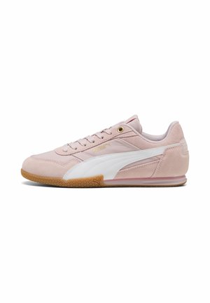 Sneakers in suede rosa chiaro con dettagli in pelle bianca, lacci piatti, occhielli dorati e suola in gomma. Progettati con un profilo basso e linee pulite.