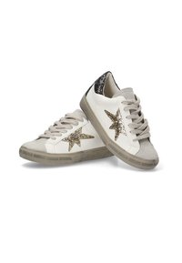 Zapatillas de cuero blanco con puntera de ante gris, acentos de estrella dorada brillante y detalles de glitter negro en el talón. Suela de goma para mayor tracción.