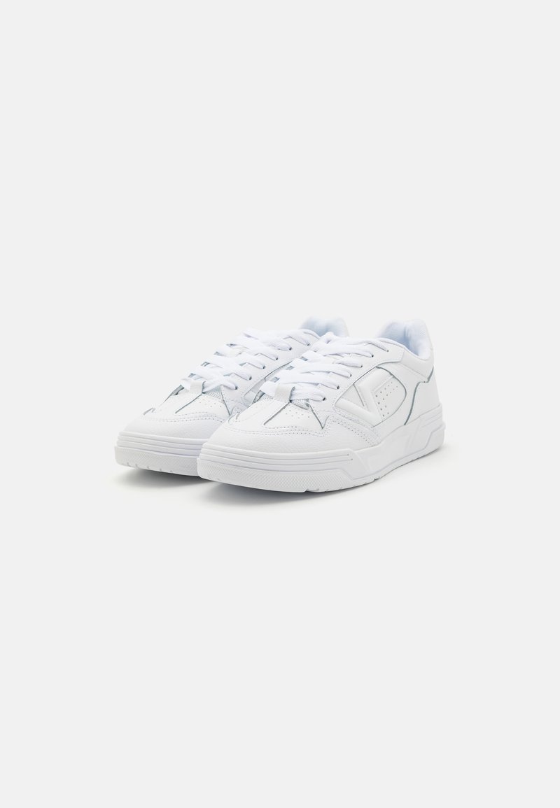 Baskets de sport blanches avec une tige en cuir lisse, semelle en caoutchouc texturé, design à lacets et subtils accents de couture. Talon plat.