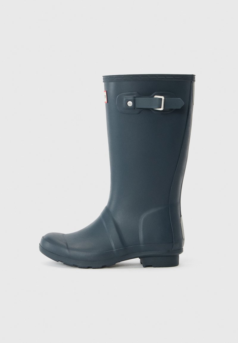 Botas de chuva de borracha em azul escuro com um design estruturado, sola plana e detalhe decorativo de fivela na lateral. Textura lisa sem padrões.