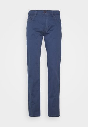 Pantalones azul marino de pierna recta con cierre de botón y cremallera, bolsillos delanteros y traseros, y detalles de costuras visibles.