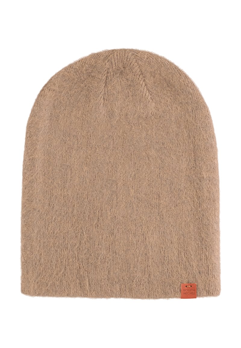 Beżowa dzianinowa czapka wykonana z miękkiego materiału, z zaokrąglonym wierzchem i subtelną teksturą. Zawiera małą skórzaną metkę z logo.
