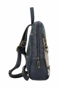 Bolso estructurado en navy y beige con diseño en relieve, herrajes metálicos y correa ajustable. Cuenta con un compartimento principal con cremallera y un bolsillo lateral con cremallera.