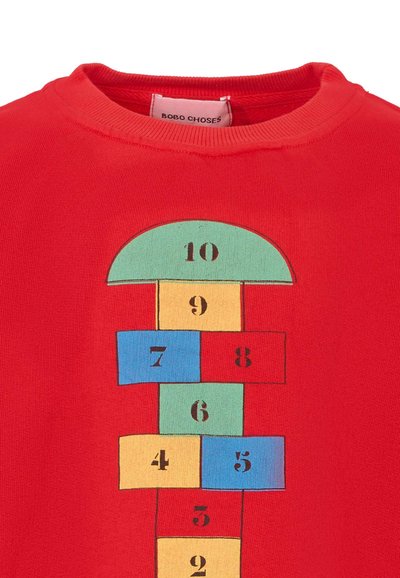 Felpa rossa in cotone con una grafica a campana. Il design include numeri neri e forme colorate: verde, blu, giallo e arancione.