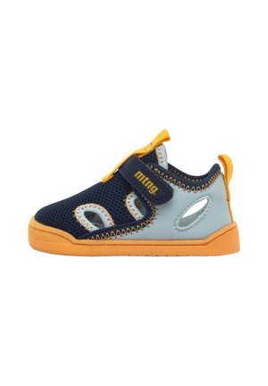 Scarpina per bambini con una parte superiore in rete blu navy, dettagli azzurri, suola arancione e fascia in Velcro. Presenta ritagli per traspirabilità e flessibilità.