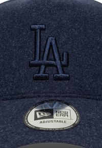 Dunkelblaue verstellbare Mütze aus Filz mit gesticktem "LA"-Logo in passendem Faden. Verfügt über ein rundes New Era-Tag am Schirm.