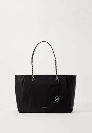 Czarna torba typu tote Michael Kors z srebrnymi łańcuszkowymi rączkami i zawieszką z logo na białym tle.