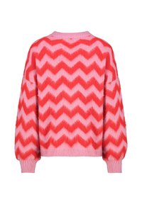 Roter und rosa Zickzack-musterter Strickpullover mit lockerer Passform, Rundhalsausschnitt und gerippten Bündchen. Weiche Textur, mittellange Länge.