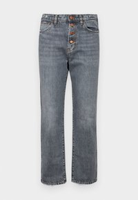 Jeans de mezclilla gris con corte recto, cinco bolsillos y un cierre de botón con cuatro botones de bronce. Tela texturizada con un ligero desgastado.