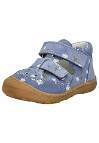 Zapatos de ante azul claro con bordados florales, dos correas ajustables, cortes a los lados y una suela de goma texturizada de color marrón claro.
