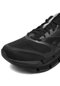 Mustad sportkingad, millel on tekstuuriga võrgust pealmine osa, ventilatsioon, tugev tald ja peen bränding. Õhuke disain ja vastupidavad materjalid.