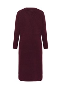 Abito a maglia bordeaux con maniche lunghe, texture a costine, scollo rotondo e silhouette dritta, caratterizzato da un taglio a lunghezza intermedia.