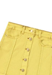 Geel denimrok met een rechte snit, voorzien van vijf metalen knopen, twee voorzakken en contraststiksels.