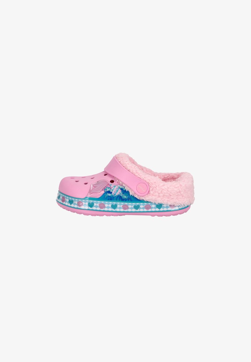Rosa Clogs mit einem weichen, flauschigen Bündchen, das mit Muscheln und Wellen auf der Sohle gemustert ist. Aus Gummi mit Belüftungsöffnungen und verstellbarem Riemen.