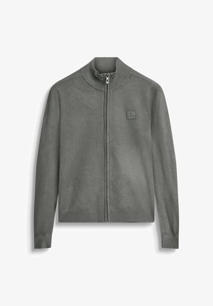 Cardigan zippé gris avec col haut, poignets et ourlet côtelés, texture douce et un petit patch logo sur la poitrine.
