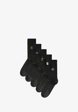 Set de șosete negre din bumbac, compus din patru perechi, fiecare având diverse modele brodate: o laur, o steguleț, un personaj și un poartă de fotbal.