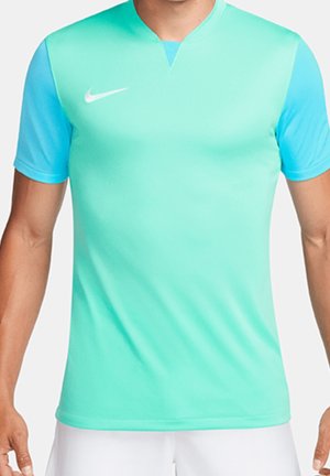 Mężczyzna noszący sportową koszulkę Nike z krótkim rękawem w kolorze miętowo-zielonym i jasno-niebieskim z białym logo swoosh na piersi.