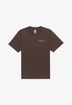 Ruskea puuvillapaidat, joissa on lyhyet hihat, pyöreä kaula-aukko ja vaaleanruskea painatus vasemmassa rintataskussa.