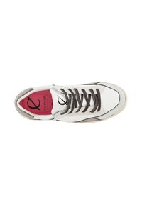 Sneaker bianco con accenti grigi e dettagli in argento texturizzato. Presenta una punta rotonda, lacci piatti e una soletta rosa con un logo.