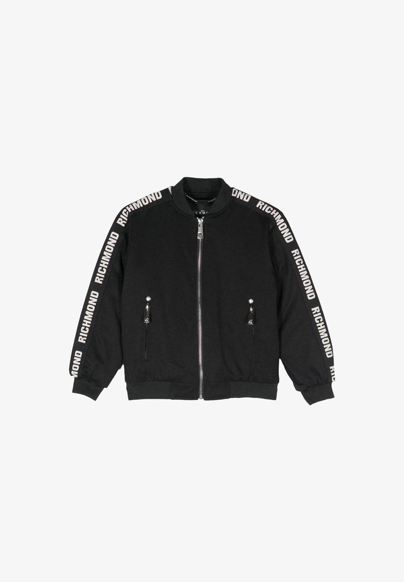 Giacca nera con zip e testo "RICHMOND" sulle strisce delle spalle, due tasche frontali con zip e polsini e orlo a coste.