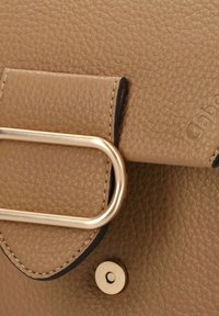 Taschen-Handtasche aus strukturiertem, tanfarbenem Leder mit einer goldenen Metall-Schnalle und Druckknopfverschluss. Verfügt über kontrastierende Nähte und einen glatten Akzent an den Kanten.