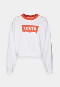 Fehér kaptatású pulóver piros, kerek nyakkivágással és nagy piros Levi's logóval elöl. Laza fazonú és bordázott mandzsettákkal rendelkezik.