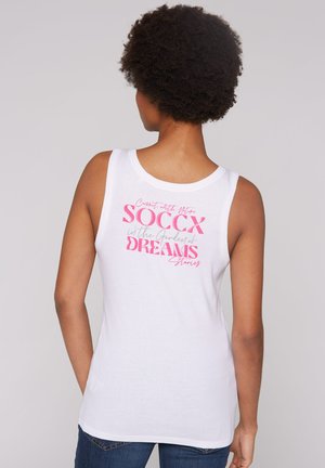 Weißes Tanktop mit pinkem und grauem Text auf dem Rücken, der "Soccx im Garten der Traumgeschichten" besagt. Hergestellt aus weichem Baumwollmaterial.