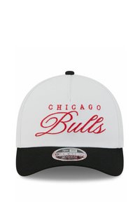 Weißer Baseballcaps mit schwarzem Schirm; "CHICAGO BULLS" in Rot gestickt. Hat eine strukturierte Krone und einen verstellbaren Riemen hinten.