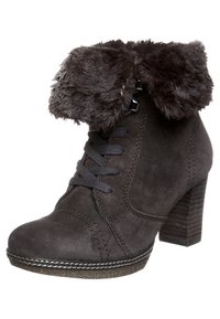 Bottes à cheville en suède gris foncé avec un bord en fausse fourrure, dotées d'un laçage à l'avant et d'un talon empilé texturé. Couture détaillée le long de la semelle.