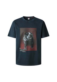 Granatowy bawełniany t-shirt z grafiką buldoga w czerni i bieli, umieszczoną w czerwonym prostokącie, z napisem "Pepe Jeans London" na dole.