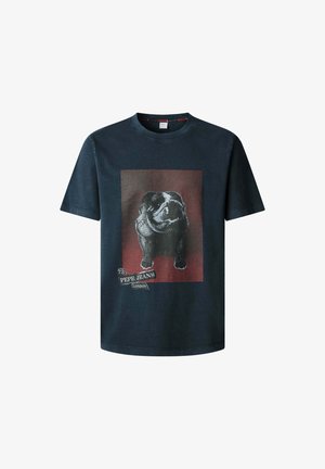 Tumesinise puuvillane T-särk, millel on must-valge buldogigraafika punases ristkülikus ja allosas tekst "Pepe Jeans London".