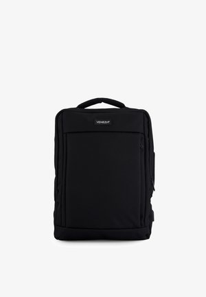 Zwarte rechthoekige rugzak met bovenhandvat, voorvak met rits en een label "Venezia" gecentreerd vlak bij de bovenkant.