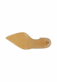 Escarpin à talon haut beige à bout pointu pour femme, montré du côté de la semelle, avec un petit talon et une étiquette près du milieu de la semelle.