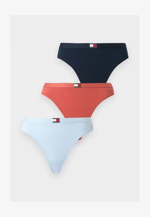 Trzy damskie bawełniane figi bikini w kolorach granatowym, koralowym i jasnoniebieskim, każda z małym logo Tommy Hilfiger na pasie.