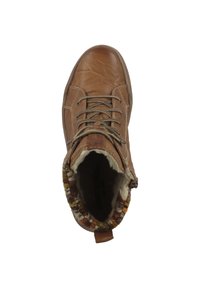 Bota de tobillo de cuero marrón con cordones en la parte frontal, cuello acolchado que presenta un textil estampado y un suave forro de piel de oveja. Textura suave y punta redonda.