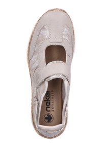 Helle beige Schuh mit flacher Sohle, runder Zehenpartie, Ausschnitt-Design, verstellbarem Riemen und strukturierten Akzenten. Die Innenseite ist gepolstert.