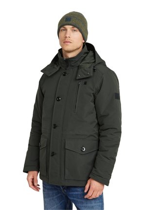 Dunkelgrüne gepolsterte Jacke mit abnehmbarem Kapuze, mehreren Knöpfen, Vorderseitentaschen und einem Abzeichen am Ärmel. Gestrickte Mütze in Grün und Grau.