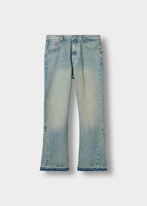 Lyseblå denimjeans med rett ben, slitt kant og subtil falming. Har klassisk fem-lomme-design og beltehemper.