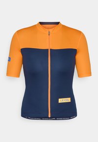 Majica s kratkim rukavima za bicikliste u narančastoj i mornarsko plavoj boji, s prednim patentnim zatvaračem, akcentima s logotipom i kontrastnim panelima s glatkom teksturom.