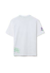 Camiseta de algodón blanca, de cuello redondo y mangas cortas. Presenta costuras en color verde menta y un gráfico en verde que dice "CERTIFIED INSANE" en la parte inferior izquierda.